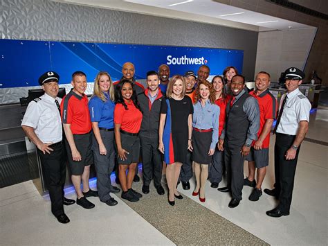 The average salary for SkyWest Airlines customer service agents is $28,652 per year. SkyWest Airlines customer service agent salaries range between $22,000 to $35,000 per year. SkyWest Airlines customer service agents earn 3% less than the national average salary for customer service agents of $29,598.
